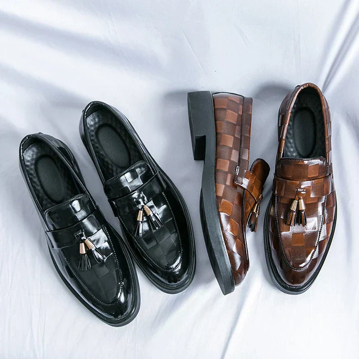 "Mocassins en cuir marron pour homme, design élégant et semelle flexible, adaptés aux tenues formelles et décontractées."