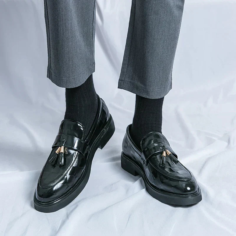 "Mocassins en cuir marron pour homme, design élégant et semelle flexible, adaptés aux tenues formelles et décontractées."