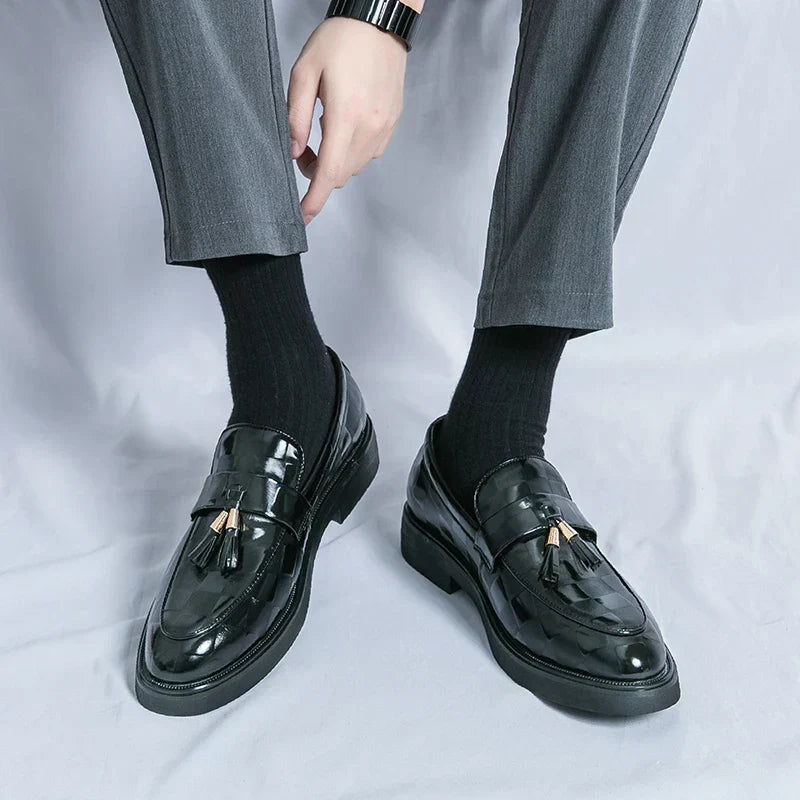 "Mocassins en cuir marron pour homme, design élégant et semelle flexible, adaptés aux tenues formelles et décontractées."