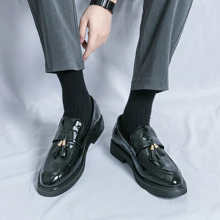 "Mocassins en cuir marron pour homme, design élégant et semelle flexible, adaptés aux tenues formelles et décontractées."