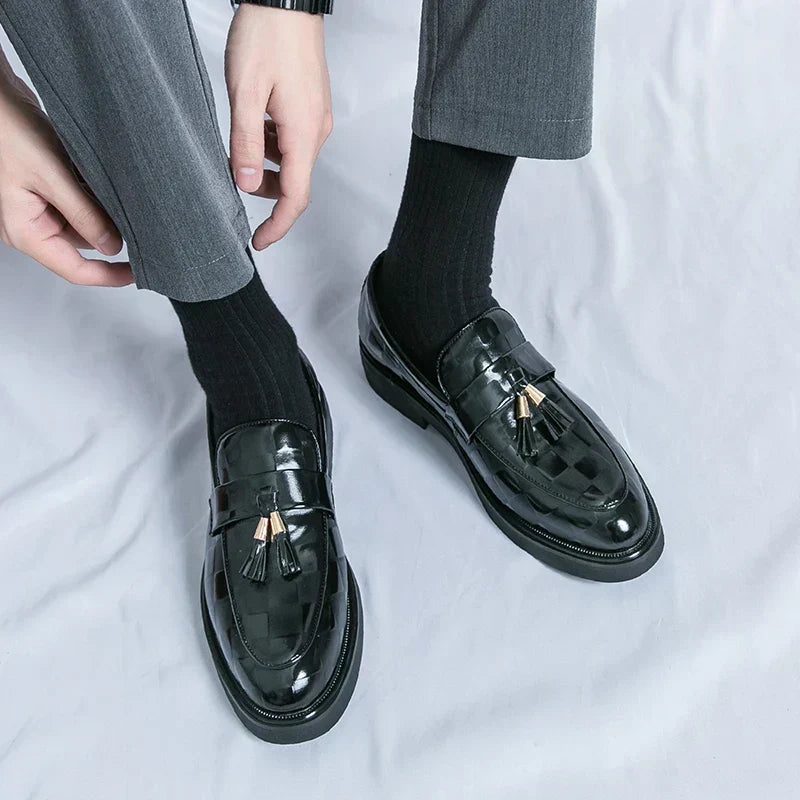"Mocassins en cuir marron pour homme, design élégant et semelle flexible, adaptés aux tenues formelles et décontractées."