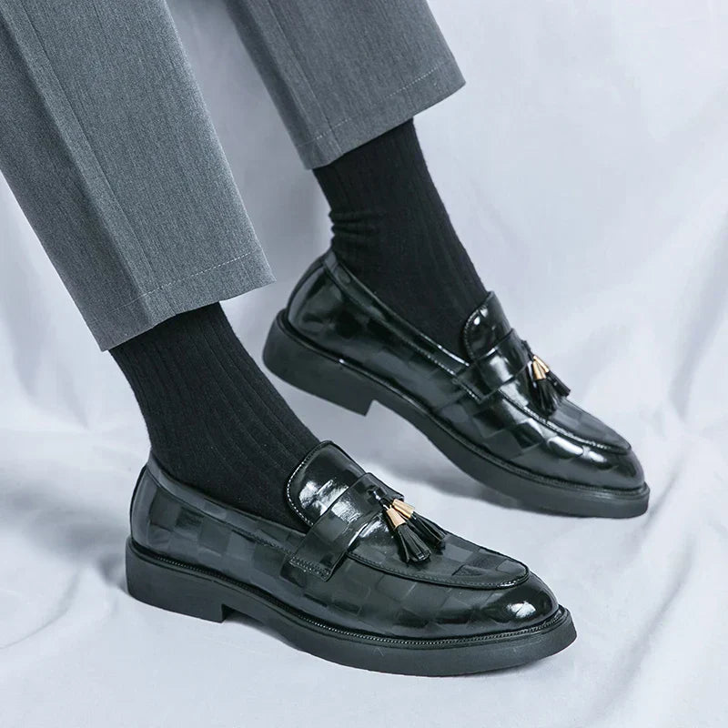 "Mocassins en cuir marron pour homme, design élégant et semelle flexible, adaptés aux tenues formelles et décontractées."