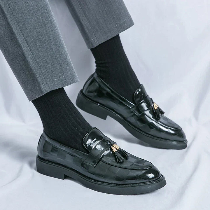 "Mocassins en cuir marron pour homme, design élégant et semelle flexible, adaptés aux tenues formelles et décontractées."