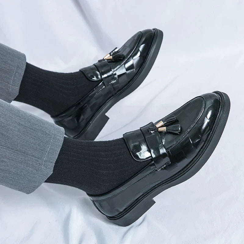 "Mocassins en cuir marron pour homme, design élégant et semelle flexible, adaptés aux tenues formelles et décontractées."
