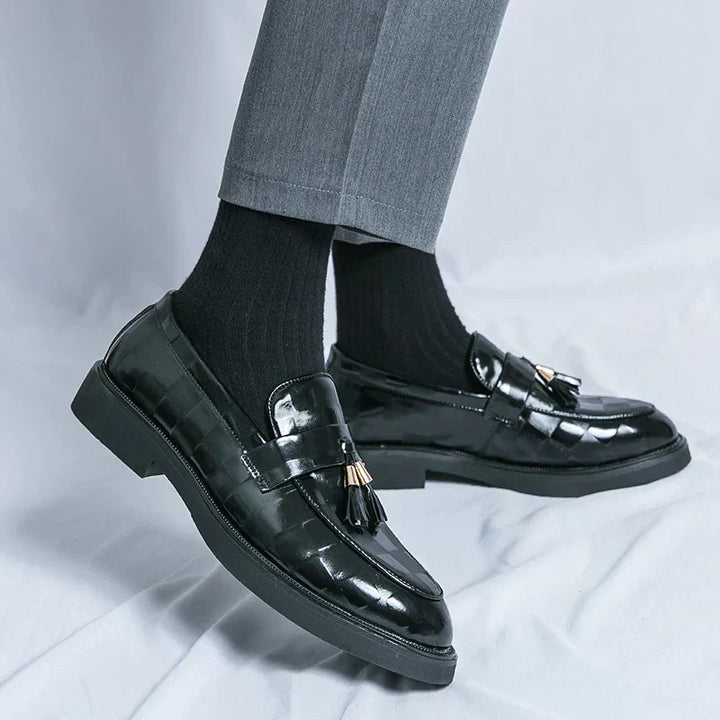 "Mocassins en cuir marron pour homme, design élégant et semelle flexible, adaptés aux tenues formelles et décontractées."