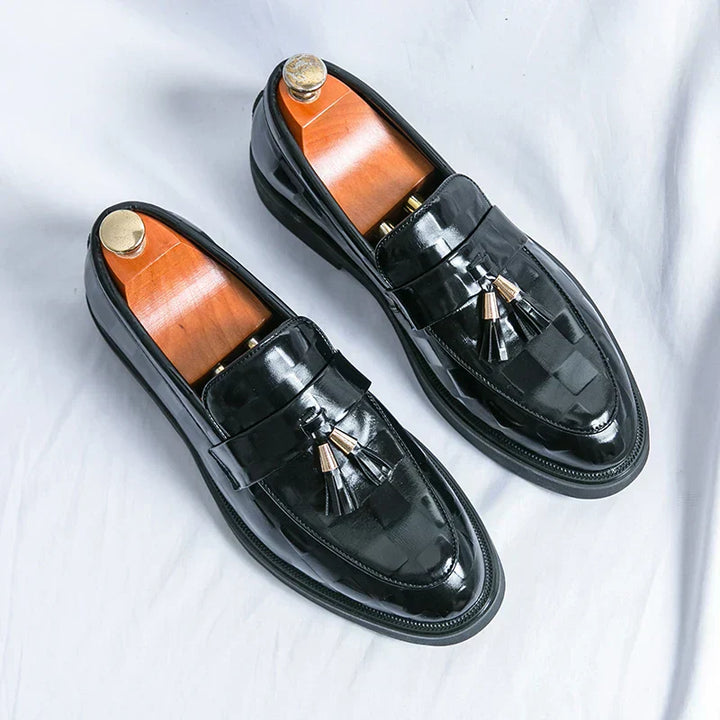 "Mocassins en cuir marron pour homme, design élégant et semelle flexible, adaptés aux tenues formelles et décontractées."