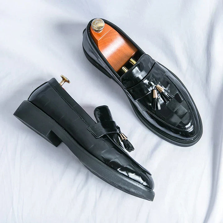 "Mocassins en cuir marron pour homme, design élégant et semelle flexible, adaptés aux tenues formelles et décontractées."