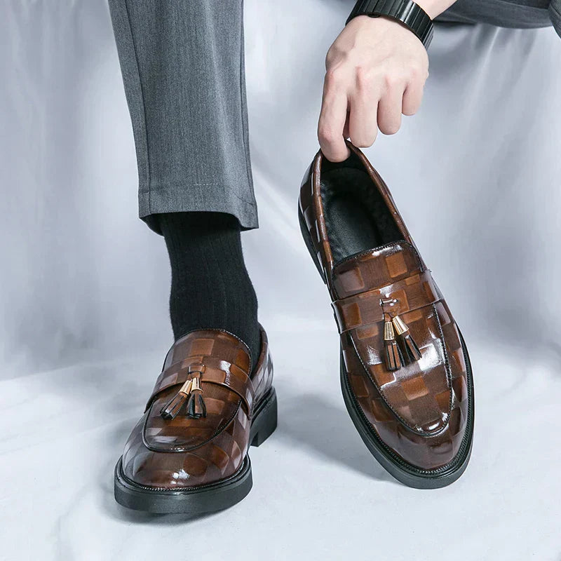 "Mocassins en cuir marron pour homme, design élégant et semelle flexible, adaptés aux tenues formelles et décontractées."