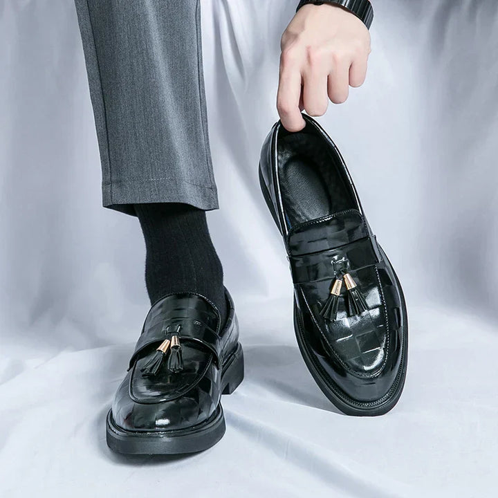 "Mocassins en cuir marron pour homme, design élégant et semelle flexible, adaptés aux tenues formelles et décontractées."