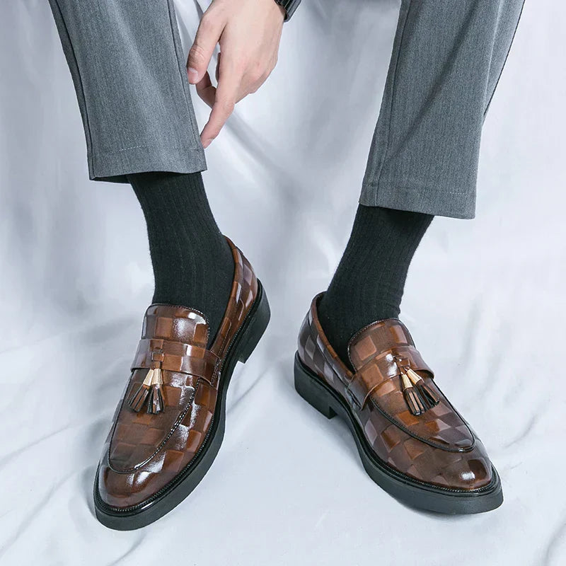 "Mocassins en cuir marron pour homme, design élégant et semelle flexible, adaptés aux tenues formelles et décontractées."