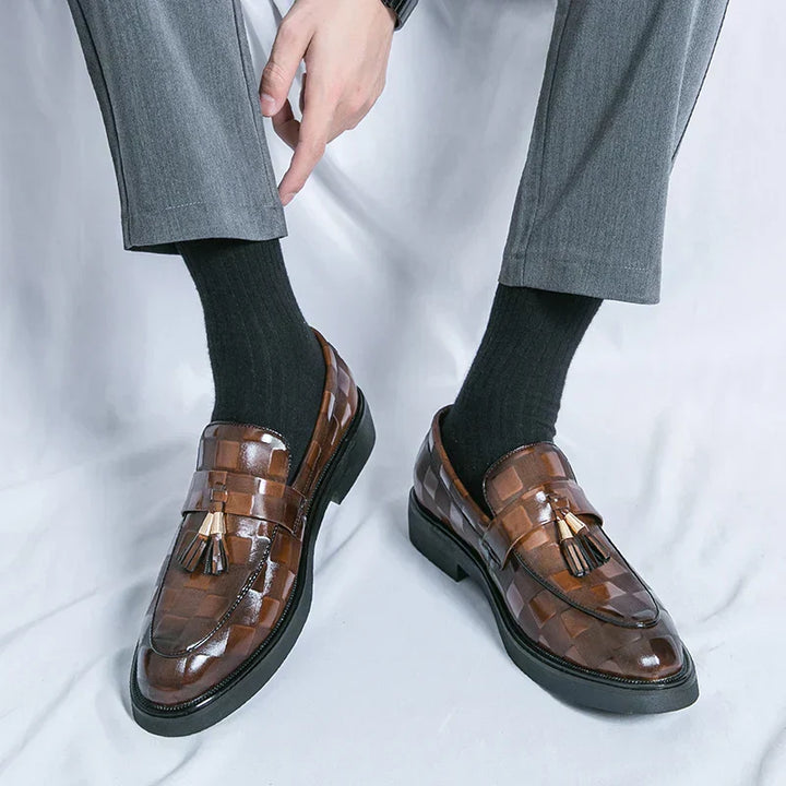 "Mocassins en cuir marron pour homme, design élégant et semelle flexible, adaptés aux tenues formelles et décontractées."