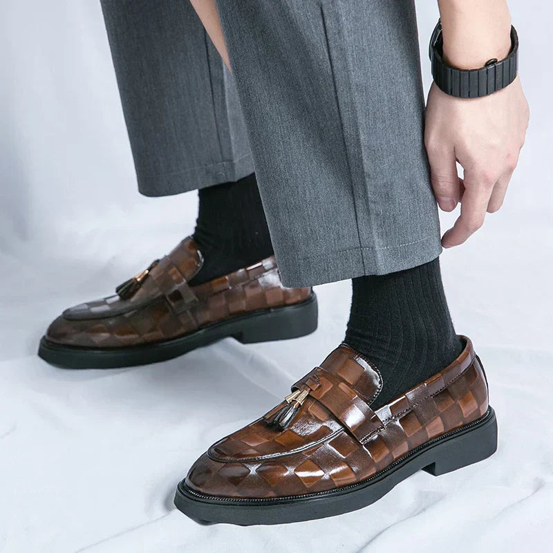 "Mocassins en cuir marron pour homme, design élégant et semelle flexible, adaptés aux tenues formelles et décontractées."