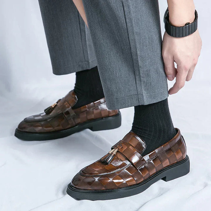 "Mocassins en cuir marron pour homme, design élégant et semelle flexible, adaptés aux tenues formelles et décontractées."
