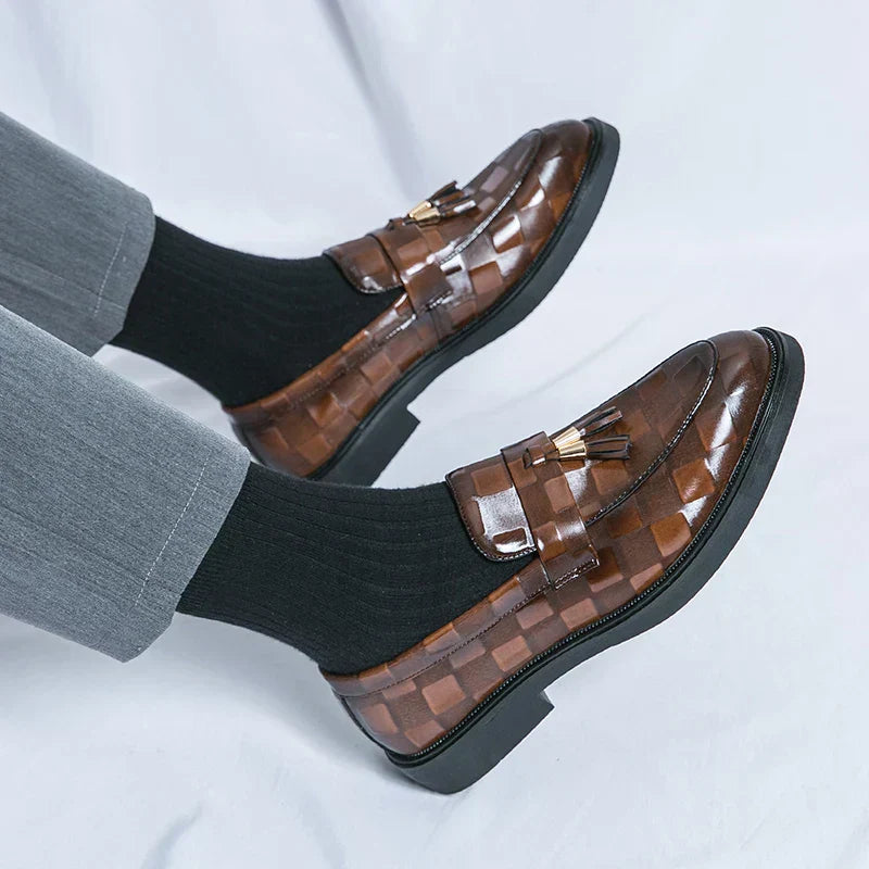 "Mocassins en cuir marron pour homme, design élégant et semelle flexible, adaptés aux tenues formelles et décontractées."