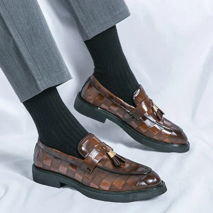 "Mocassins en cuir marron pour homme, design élégant et semelle flexible, adaptés aux tenues formelles et décontractées."