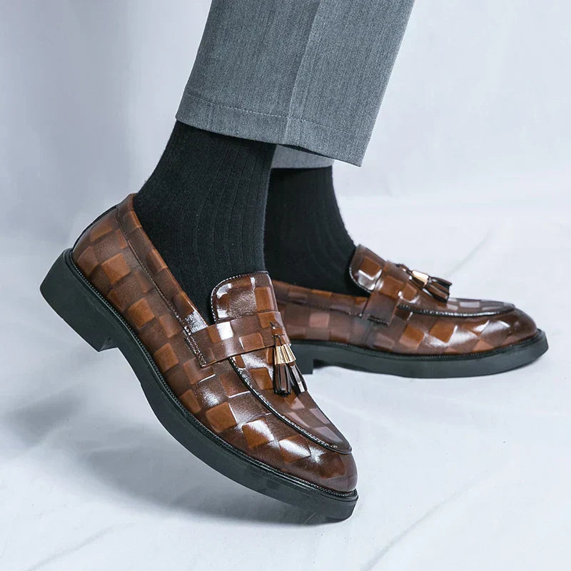 "Mocassins en cuir marron pour homme, design élégant et semelle flexible, adaptés aux tenues formelles et décontractées."