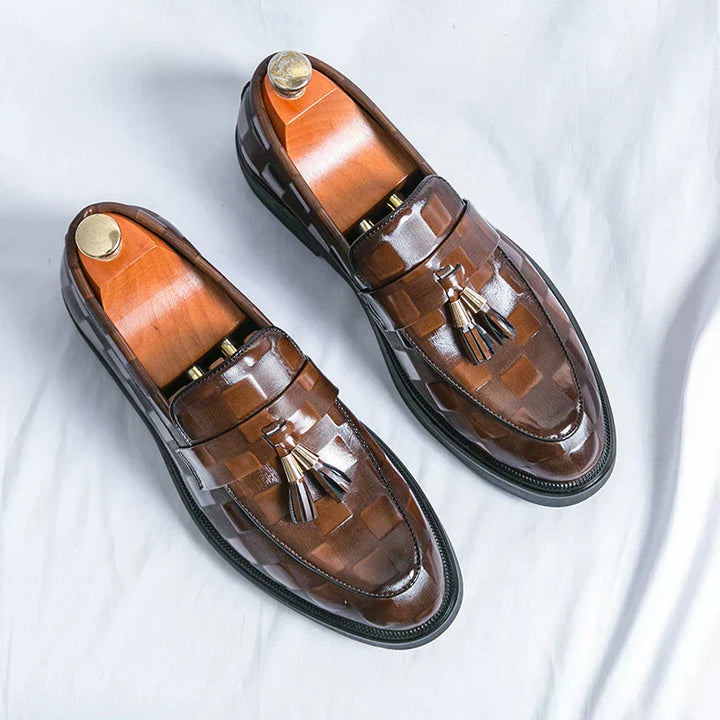 "Mocassins en cuir marron pour homme, design élégant et semelle flexible, adaptés aux tenues formelles et décontractées."