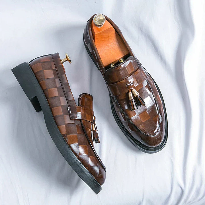 "Mocassins en cuir marron pour homme, design élégant et semelle flexible, adaptés aux tenues formelles et décontractées."