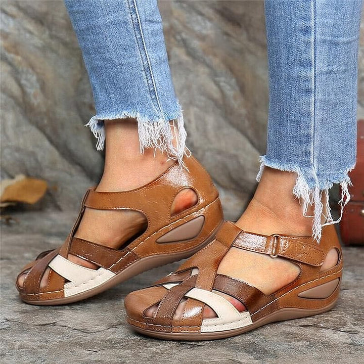 "Mocassins en cuir orthopédiques femme, vue de face, design élégant, confort optimal, couleur marron."