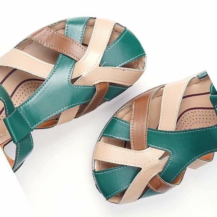 "Mocassins en cuir orthopédiques femme, vue de face, design élégant, confort optimal, couleur marron."