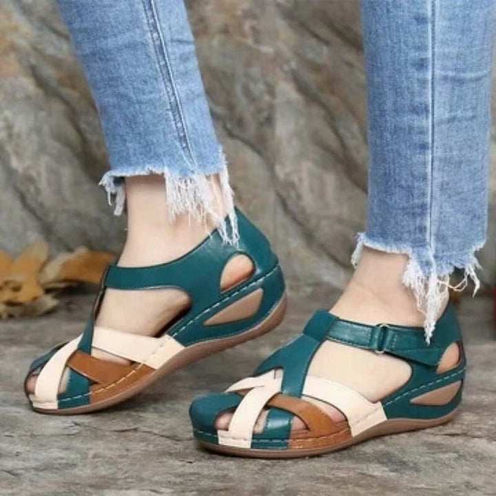 "Mocassins en cuir orthopédiques femme, vue de face, design élégant, confort optimal, couleur marron."