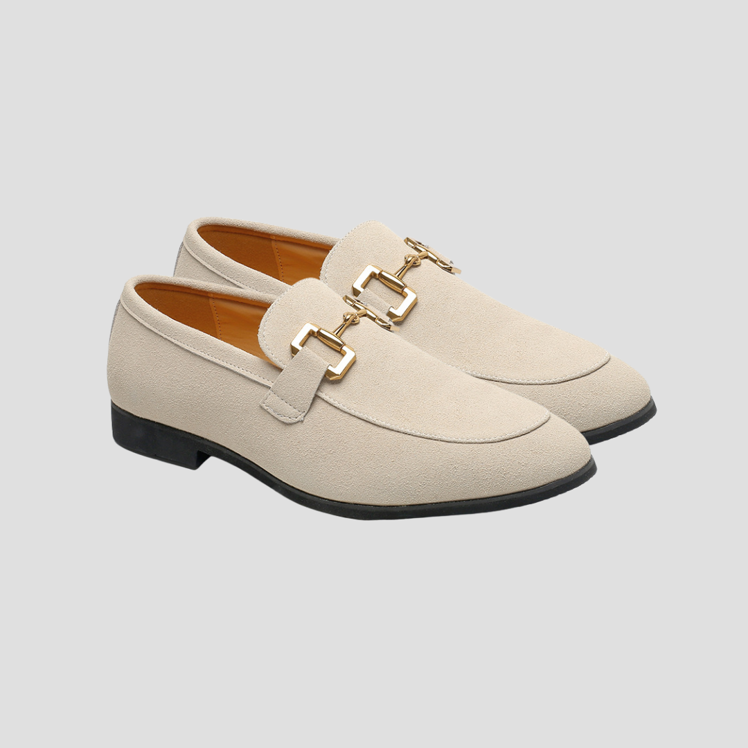 "Mocassins en daim marron avec détail métallique équestre, bout arrondi et cuir suédé doux pour homme, élégants et épurés."