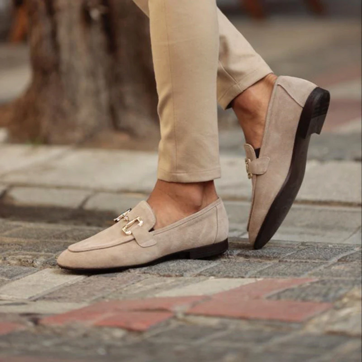 "Mocassins en daim marron avec détail métallique équestre, bout arrondi et cuir suédé doux pour homme, élégants et épurés."