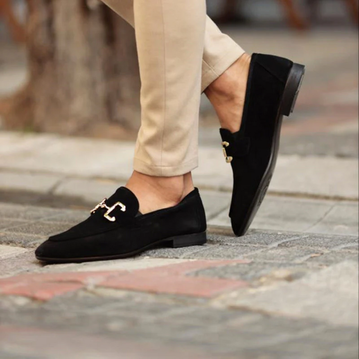 "Mocassins en daim marron avec détail métallique équestre, bout arrondi et cuir suédé doux pour homme, élégants et épurés."