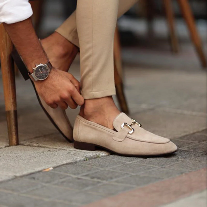 "Mocassins en daim marron avec détail métallique équestre, bout arrondi et cuir suédé doux pour homme, élégants et épurés."