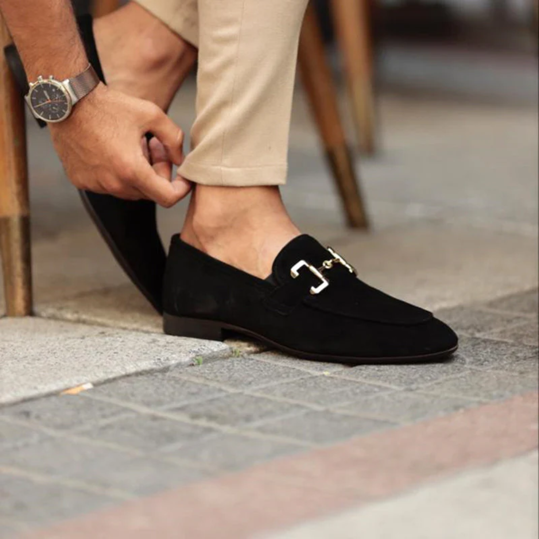 "Mocassins en daim marron avec détail métallique équestre, bout arrondi et cuir suédé doux pour homme, élégants et épurés."