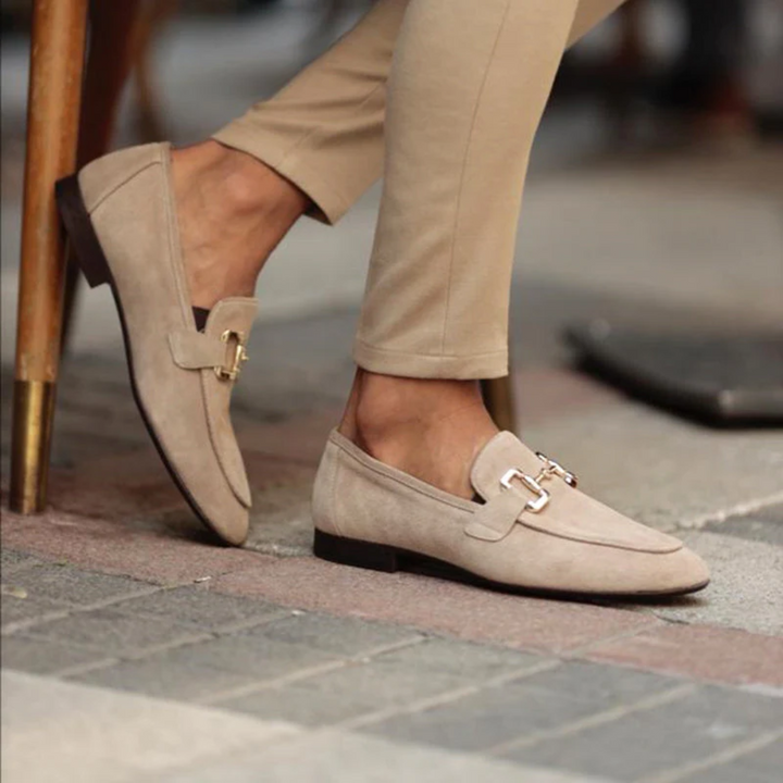 "Mocassins en daim marron avec détail métallique équestre, bout arrondi et cuir suédé doux pour homme, élégants et épurés."