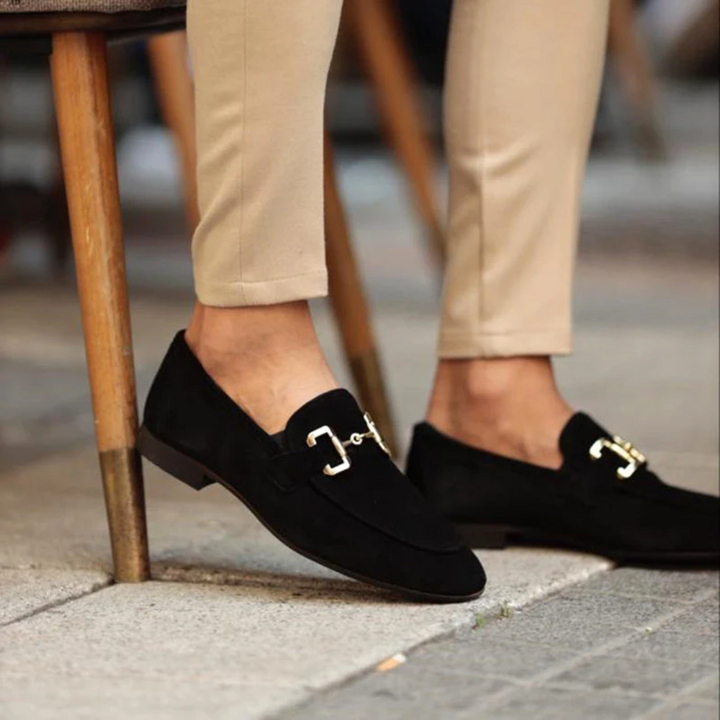 "Mocassins en daim marron avec détail métallique équestre, bout arrondi et cuir suédé doux pour homme, élégants et épurés."