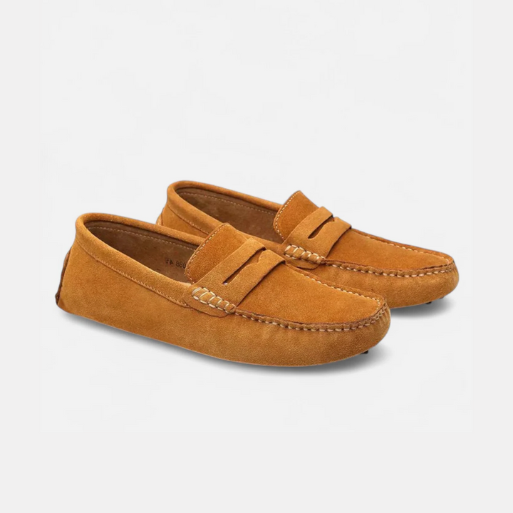 "Mocassins en daim pour homme avec texture veloutée et semelle à picots antidérapante, élégance et confort quotidiens."