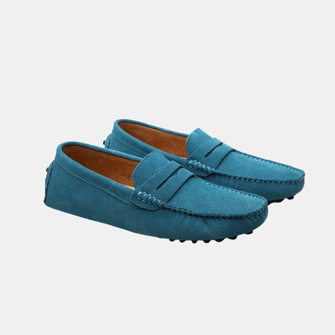 "Mocassins en daim pour homme avec texture veloutée et semelle à picots antidérapante, élégance et confort quotidiens."