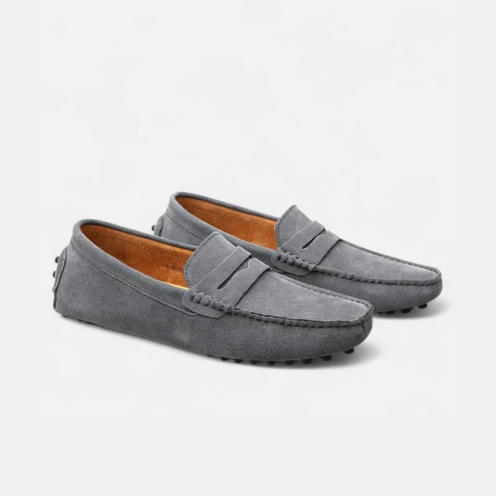 "Mocassins en daim pour homme avec texture veloutée et semelle à picots antidérapante, élégance et confort quotidiens."