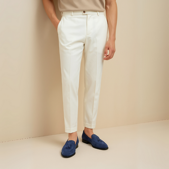 "Mocassins en daim pour homme, vue latérale, couleur marron avec pampilles élégantes, semelle caoutchouc, style raffiné."