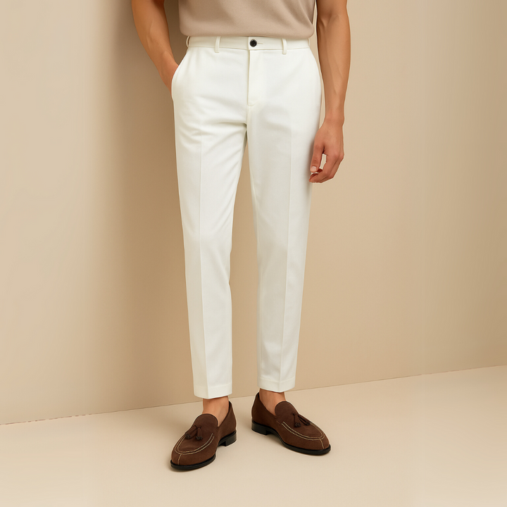 "Mocassins en daim pour homme, vue latérale, couleur marron avec pampilles élégantes, semelle caoutchouc, style raffiné."