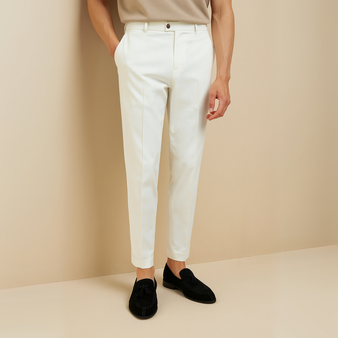 "Mocassins en daim pour homme, vue latérale, couleur marron avec pampilles élégantes, semelle caoutchouc, style raffiné."