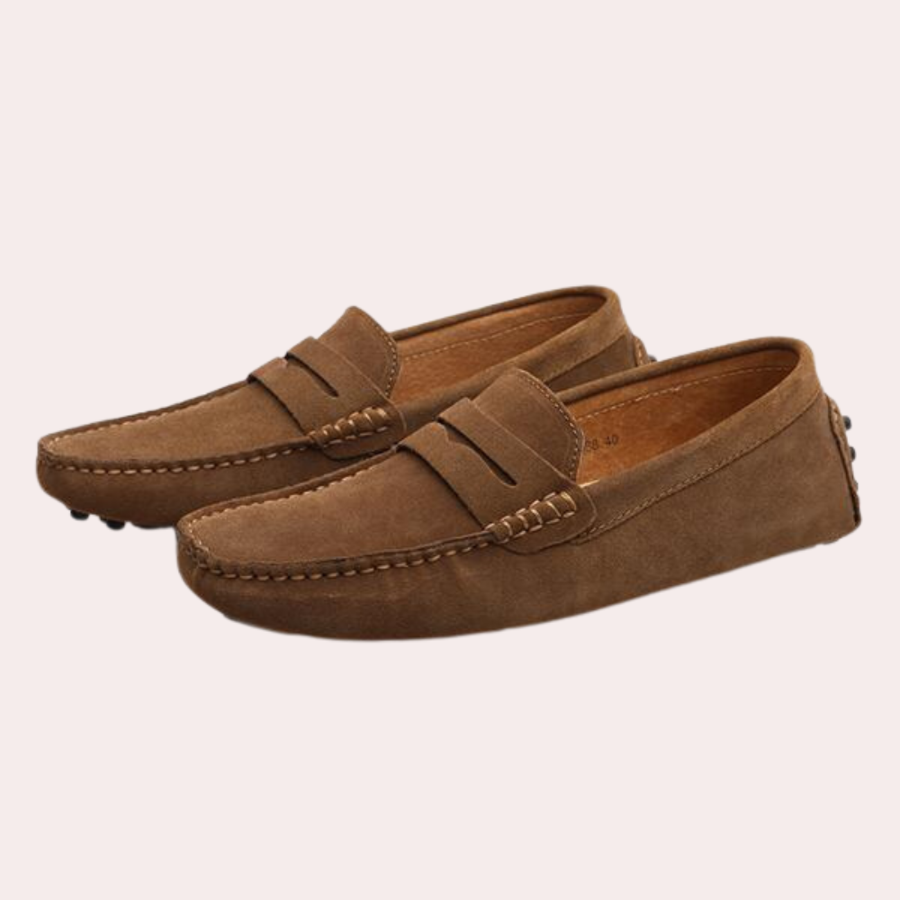 "Mocassins en daim pour hommes jaune, pompon contrastant, confort & style élégant."