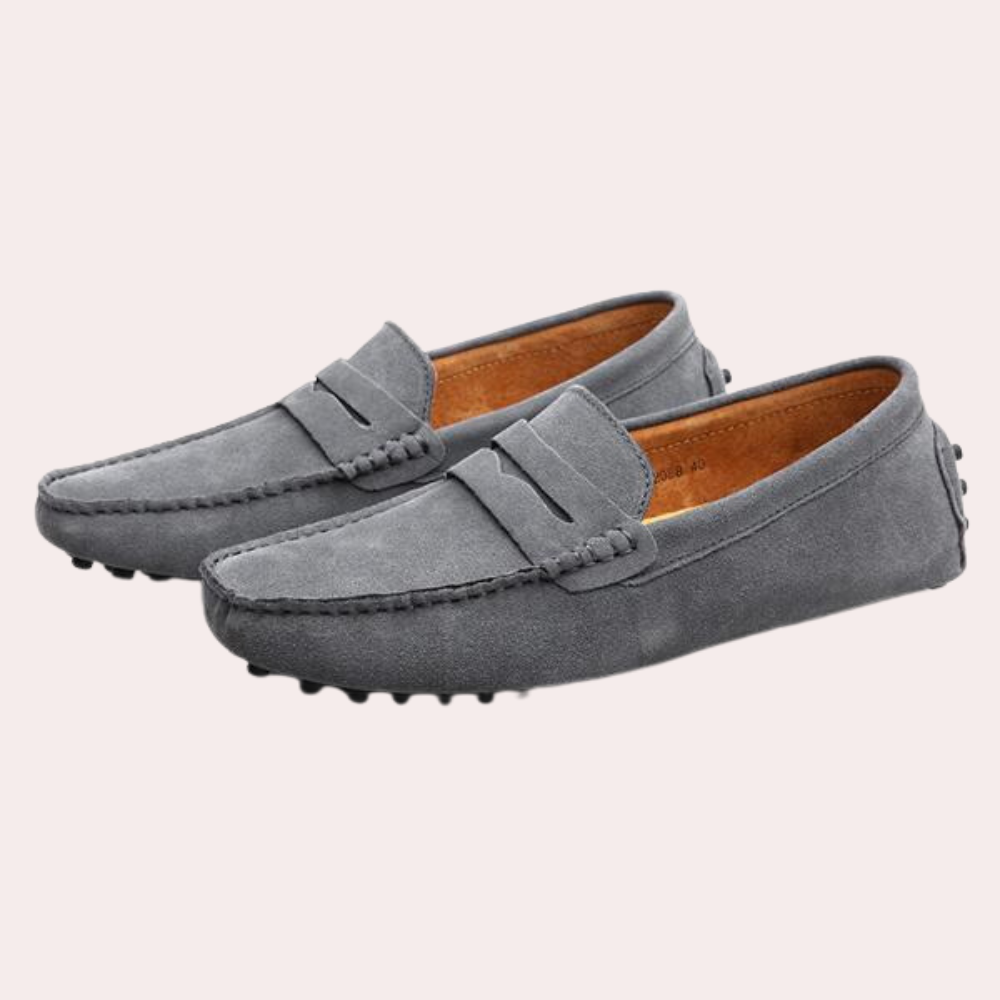 "Mocassins en daim pour hommes jaune, pompon contrastant, confort & style élégant."