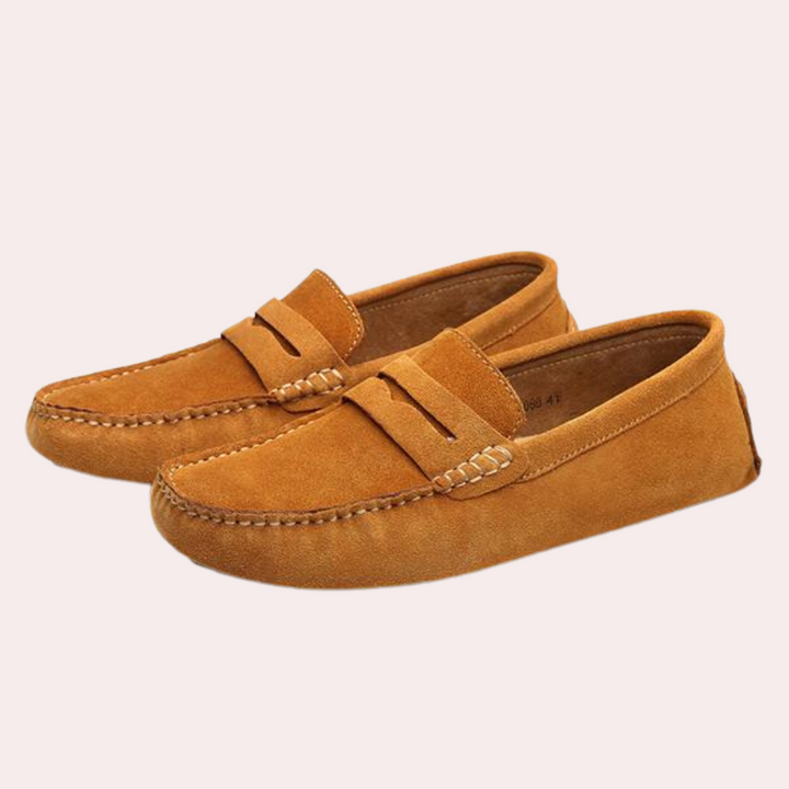 "Mocassins en daim pour hommes jaune, pompon contrastant, confort & style élégant."