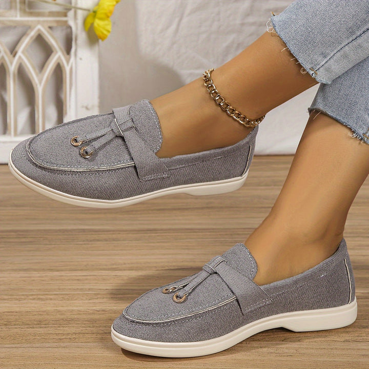 "Mocassins épais femme, design minimaliste chic, respirants, semelle flexible, parfaits pour confort et style au quotidien."