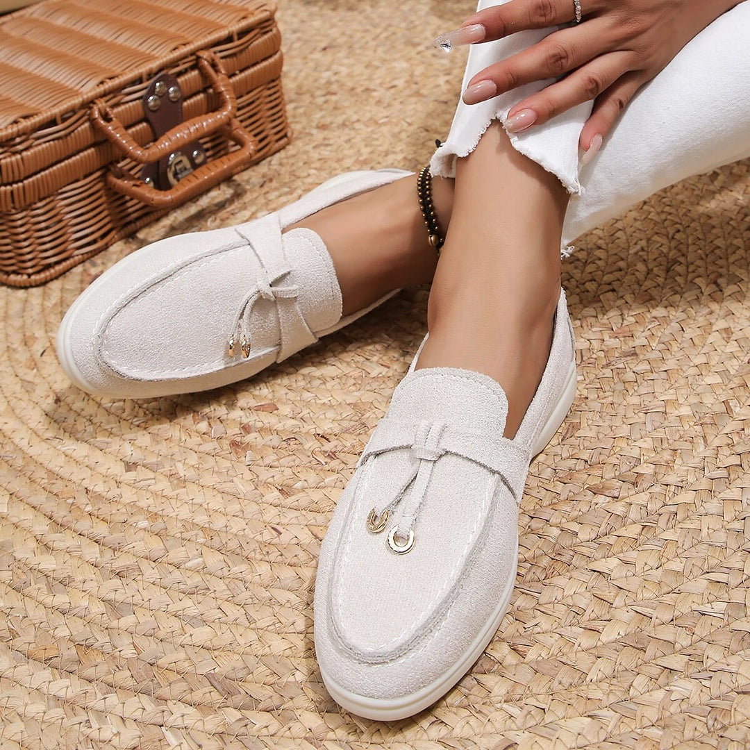 Mocassins femme élégants et confortables. Chaussures plates pour femme, style raffiné.