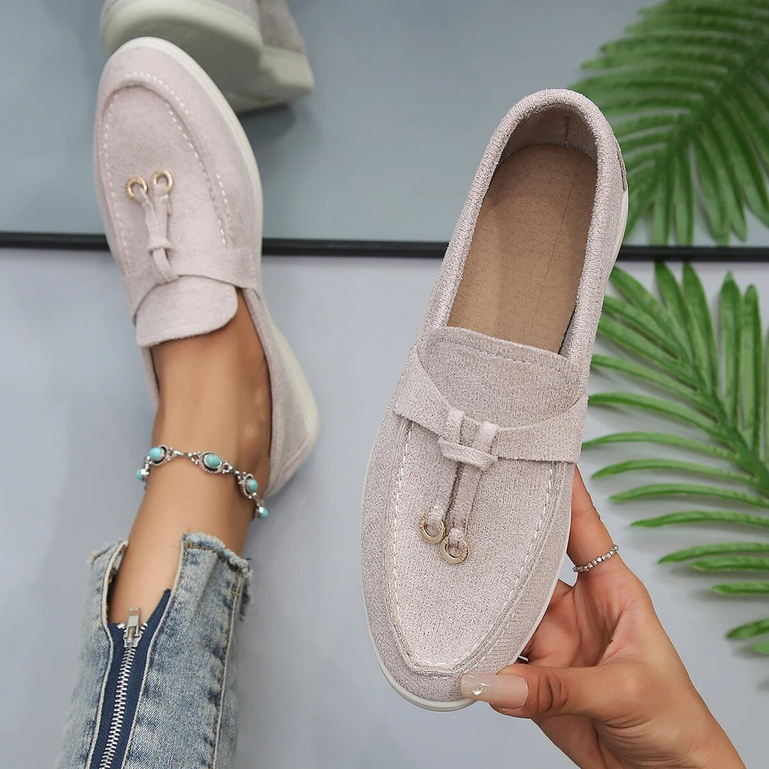 Mocassins femme élégants et confortables. Chaussures plates pour femme, style raffiné.
