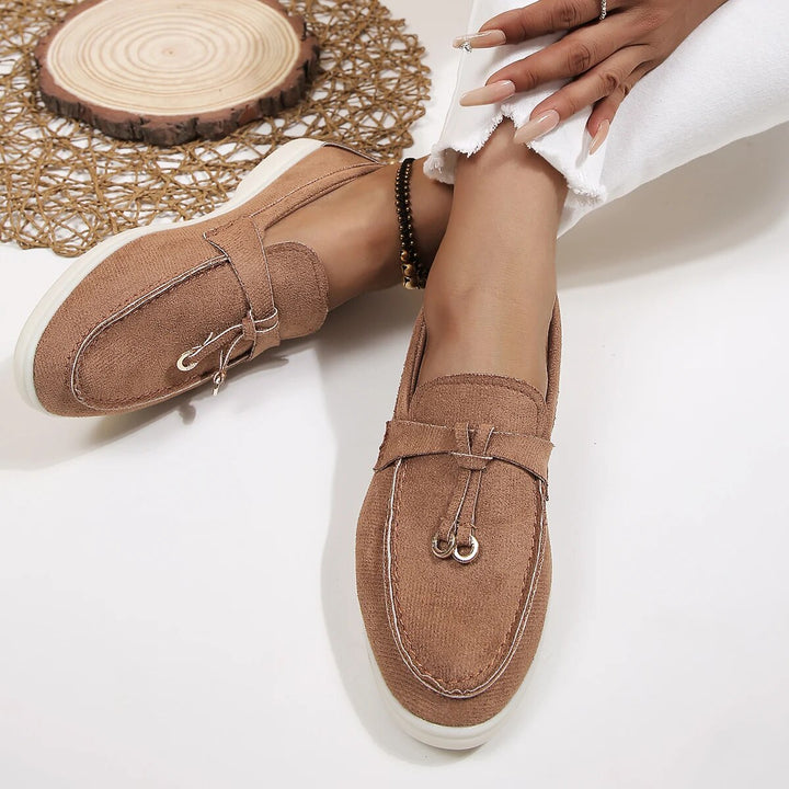Mocassins femme élégants et confortables. Chaussures plates pour femme, style raffiné.