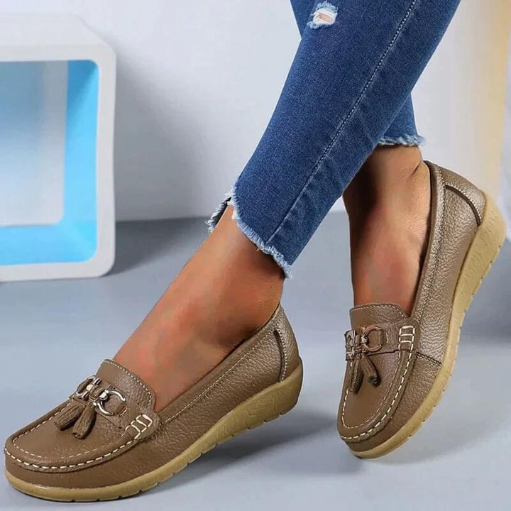 Mocassins femme en cuir, confort orthopédique.  Modèle élégant et polyvalent.