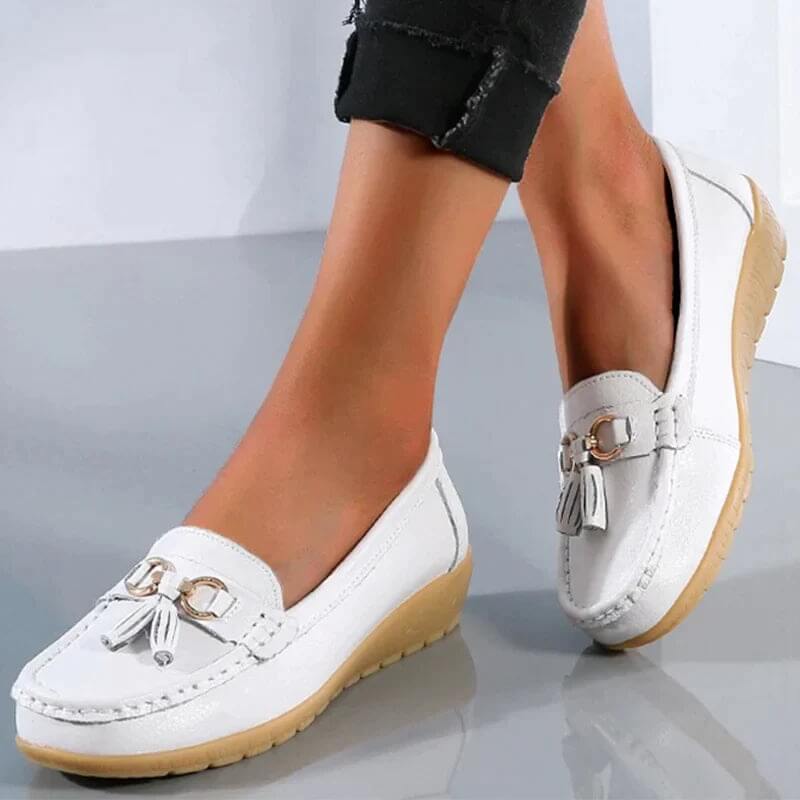 Mocassins femme en cuir, confort orthopédique.  Modèle élégant et polyvalent.