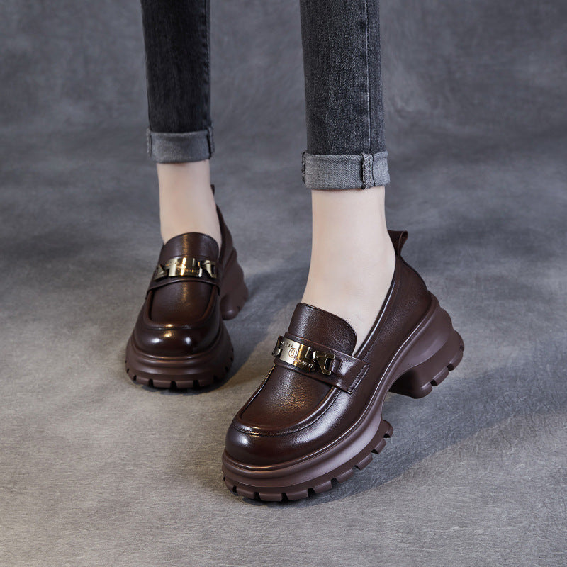 Mocassins femme en cuir véritable avec chaîne moderne et plateforme épaisse pour un style tendance et confort optimal.