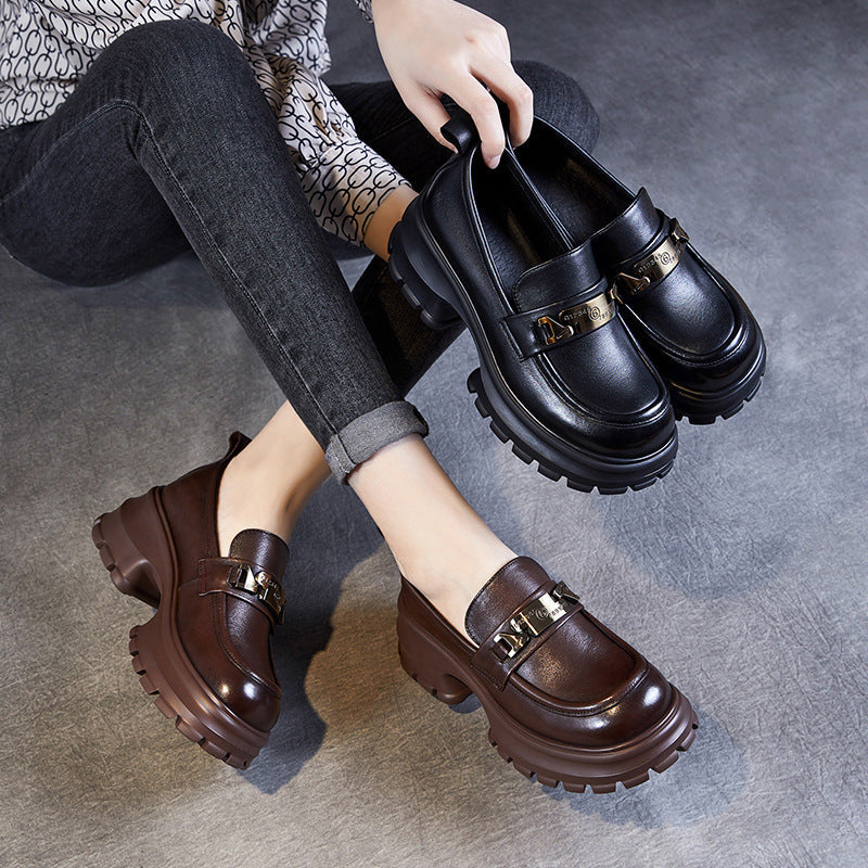 Mocassins femme en cuir véritable avec chaîne moderne et plateforme épaisse pour un style tendance et confort optimal.