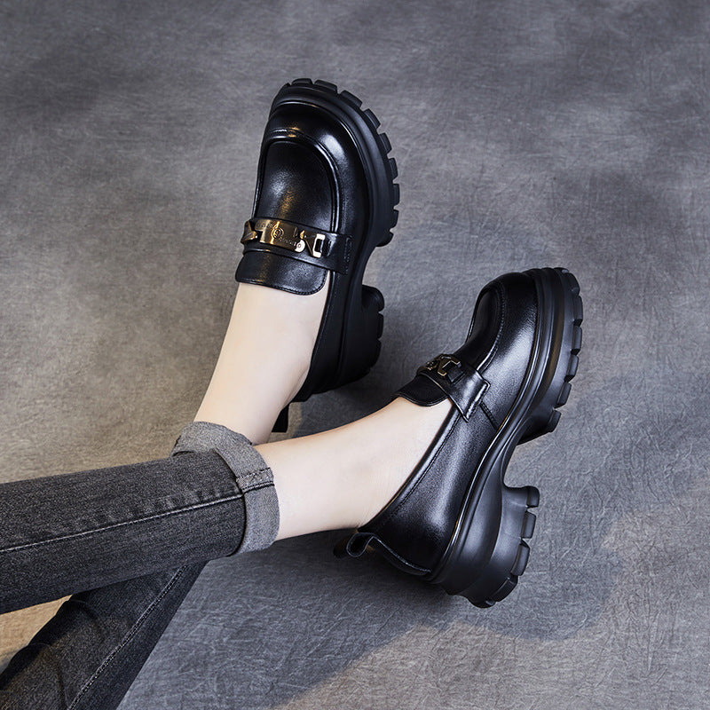 Mocassins femme en cuir véritable avec chaîne moderne et plateforme épaisse pour un style tendance et confort optimal.